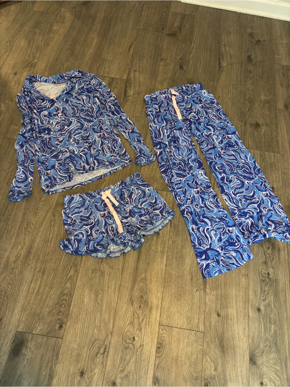 Women’s Lilly Pulitzer Pajama Set - Long Sleeve Top, Shorts & Pants - Picture 2 of 8